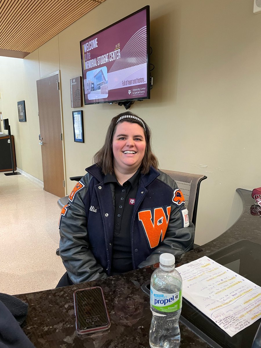 aggieachieve's tweet photo. Callie loves her job at the MSC Service desk! Stop by and say hi! https://t.co/F301K0hvpV