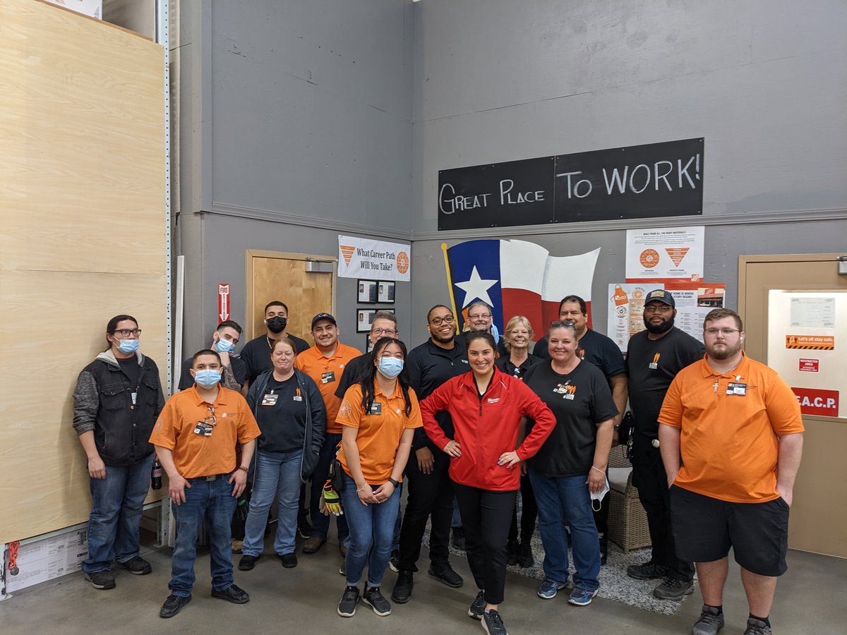 melmar71's tweet photo. @_michelleolvera, @Kevin_c_lam1111 , @GtolliverHD0565 
Our Milwaukee rep is moving on to bigger and better things with Milwaukee. She bought MET lunch today. It's been a great partnership, you will be missed. Good luck, Michelle! https://t.co/ptLb05c8mF