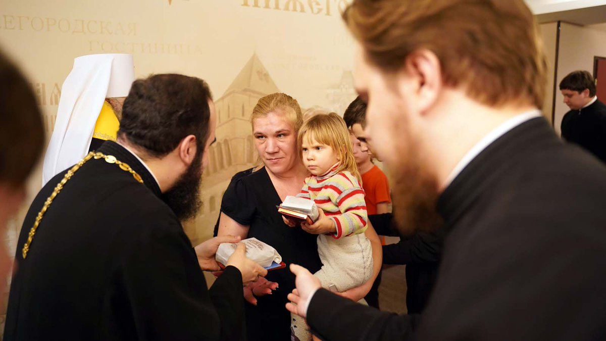 Сегодня #ВладыкаГеоргий встретился с вынужденными переселенцами из Донбасса. Владыка пообщался с людьми, пригласил всех на Литургию в кафедральном соборе, помазал каждого освященным маслом и вручил шоколад, иконку преподобного Серафима Саровского.