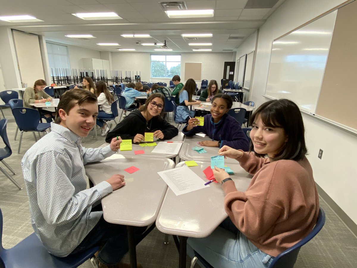 Leaders Encourage! <a href="/LAcademytx/">Leadership AcademyTX</a> writing 100s of positive messages on sticky notes all over the school! 💙💛<a href="/oakhillslions/">The Lions Den</a> #bekind