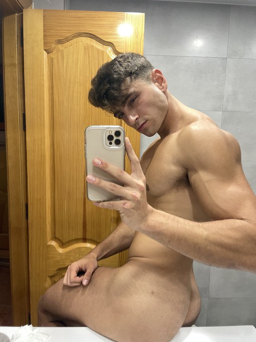 Pre shower selfie https://t.co/4PNk1atQVp