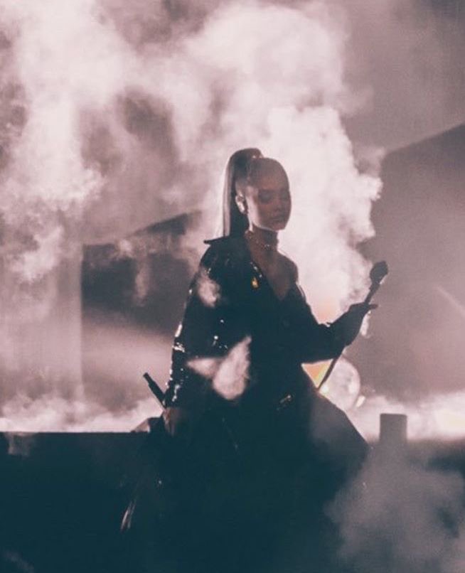 hourlyagb's tweet photo. dangerous woman tour (2017). https://t.co/MP491Z5lBX