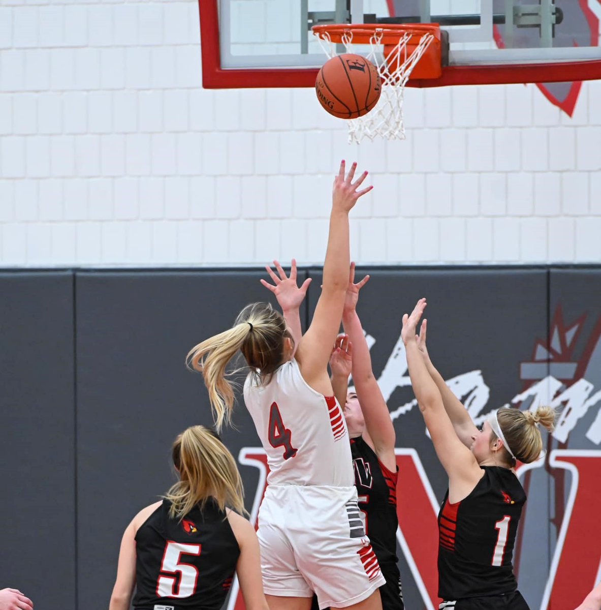 kiow.com/2022/02/23/one…

One door closes, the next opens; Shae Dillavou will leave Forest City for St. Louis. 

In November, the senior signed to play at UMSL, an NCAA II school. 

"If every kid does what she did for her four years, we'd be winning state championships."