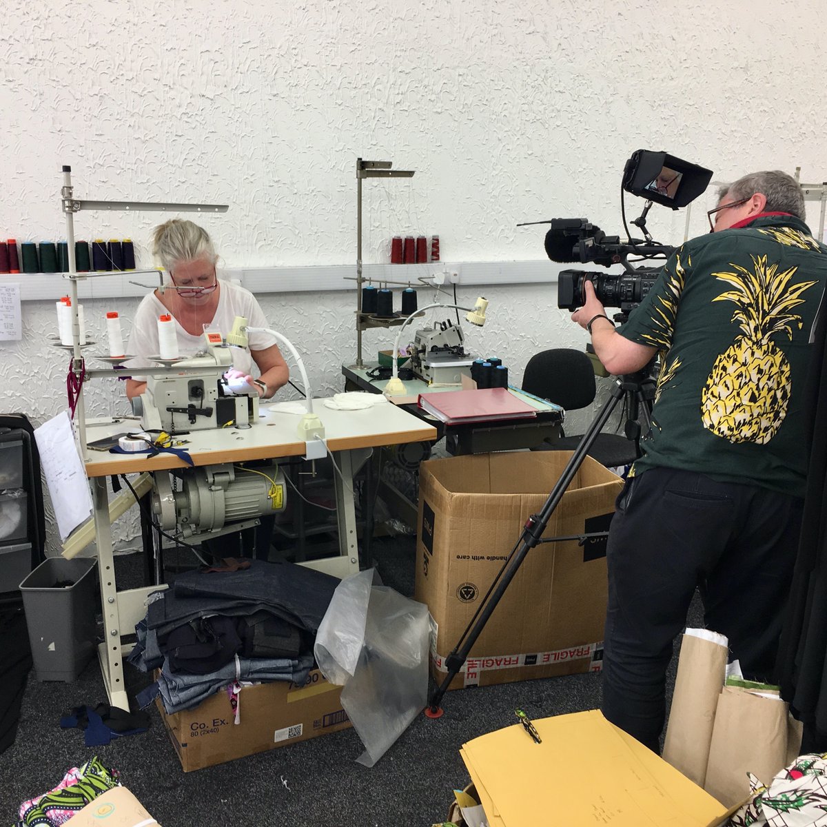 Great to meet <a href="/MarkGoughITV/">Mark Gough</a> today at <a href="/UniofNottingham/">Uni of Nottingham #WeAreUoN</a> where he was filming the stories of small businesses operating out of @TheIngenuityLab 

We took a spontaneous trip to our manufacturing unit to bring to life the making of our multi award-winning products #lovelocal
<a href="/itvnews/">ITV News</a>