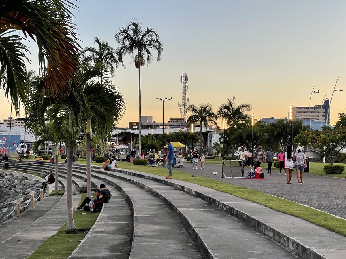 LuisEAlfaroM's tweet photo. Usuarios de la cinta costera, ciudadanos que aprecian nuestros pocos parques urbanos, mañana tenemos una cita, en el parque Mirador del Pacífico, al lado del mercado de mariscos, en el parque donde el tanque de gas quiere construir su mall de mariscos. 5 pm, por las gradas https://t.co/Qngr3a8FV5