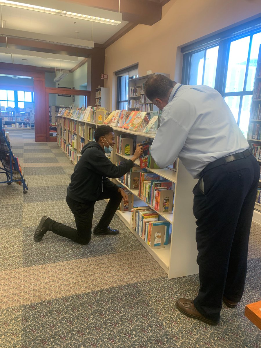 SaintMartinCLE's tweet photo. I'shun '24 expresses gratitude for his job because while at @Cleveland_PL he has gained two important skills: time management and organization. He can apply these skills to school and work! Learn about our Corporate Work Study Program: https://t.co/ReUWe0ONdc #WorkStudyWednesday https://t.co/bsgpJiUt2O