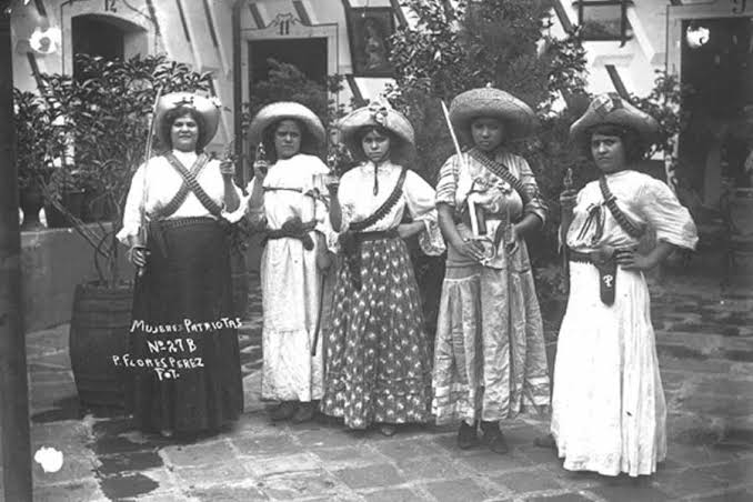 Coyolxauhqui_s's tweet image. ✨ Abrimos hilo de las mujeres en la Revolución Mexicana:

&quot;Su nombre y apellido, se fueron al olvido
Y en mi cantar les pido, rendirles devoción
Palomas mensajeras, vuelen, vuelen ligeras
Como las soldaderas de la Revolución”

&apos;Corrido de las soldaderas.&apos;
-Cecilia Rascón.