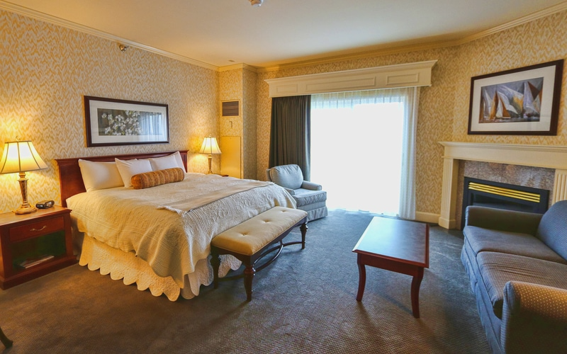 FairhavenInn's tweet photo. After a trip to @mtbakerskiarea or a day exploring the charming Fairhaven Historic District, unwind in our spacious guestrooms! Save up to 15% when you stay during one of our hot dates! https://t.co/B2rFAq83q1