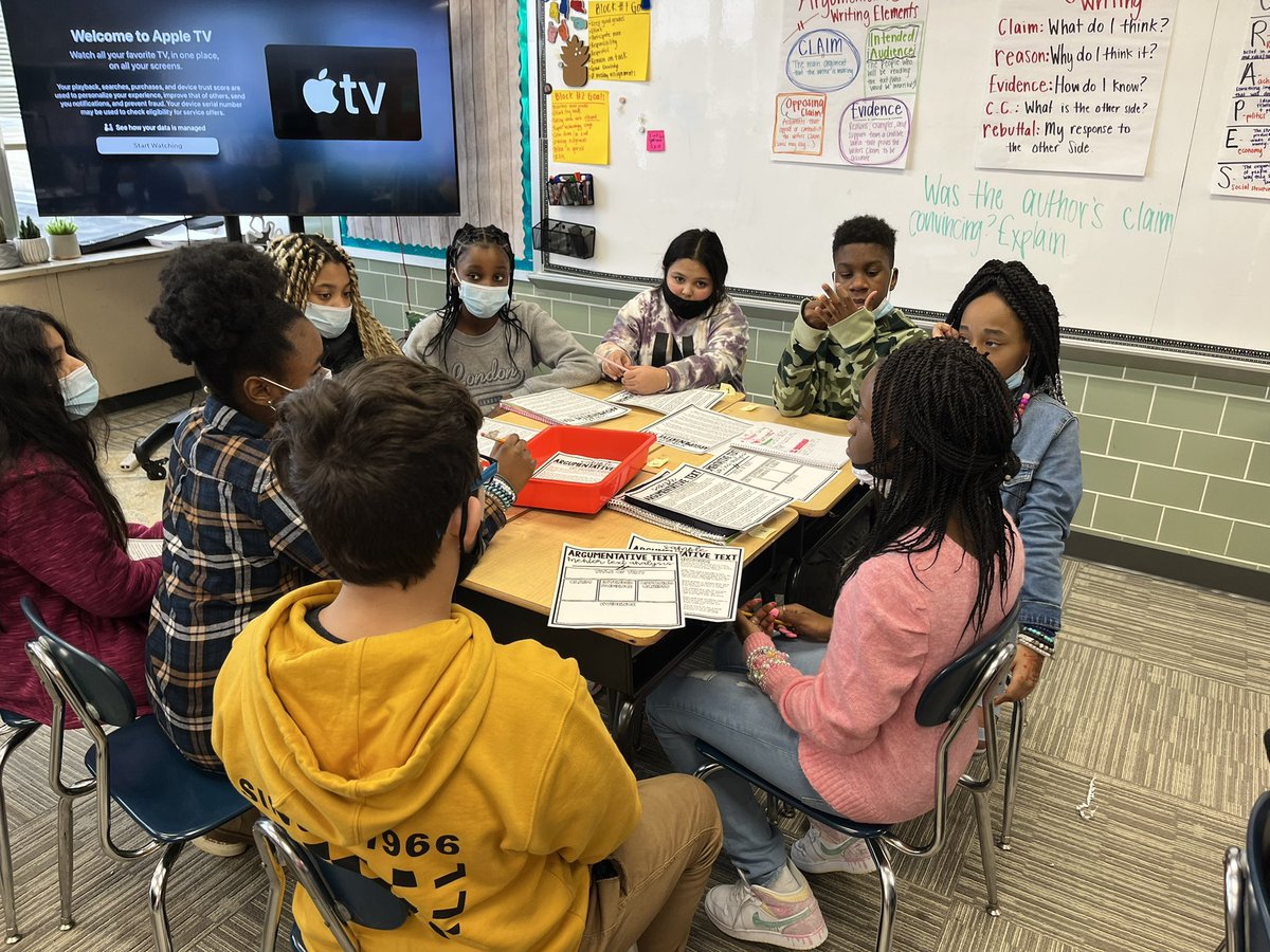 skellerCIMS's tweet photo. The students in Miss T’s room worked in groups to analyze argumentative texts. They read, discussed, analyzed, and then shared their findings with the other groups using the jigsaw collaboration method. #studentcollaboration #warrenwill #DiscoverCIMS https://t.co/bL2g9gItwa