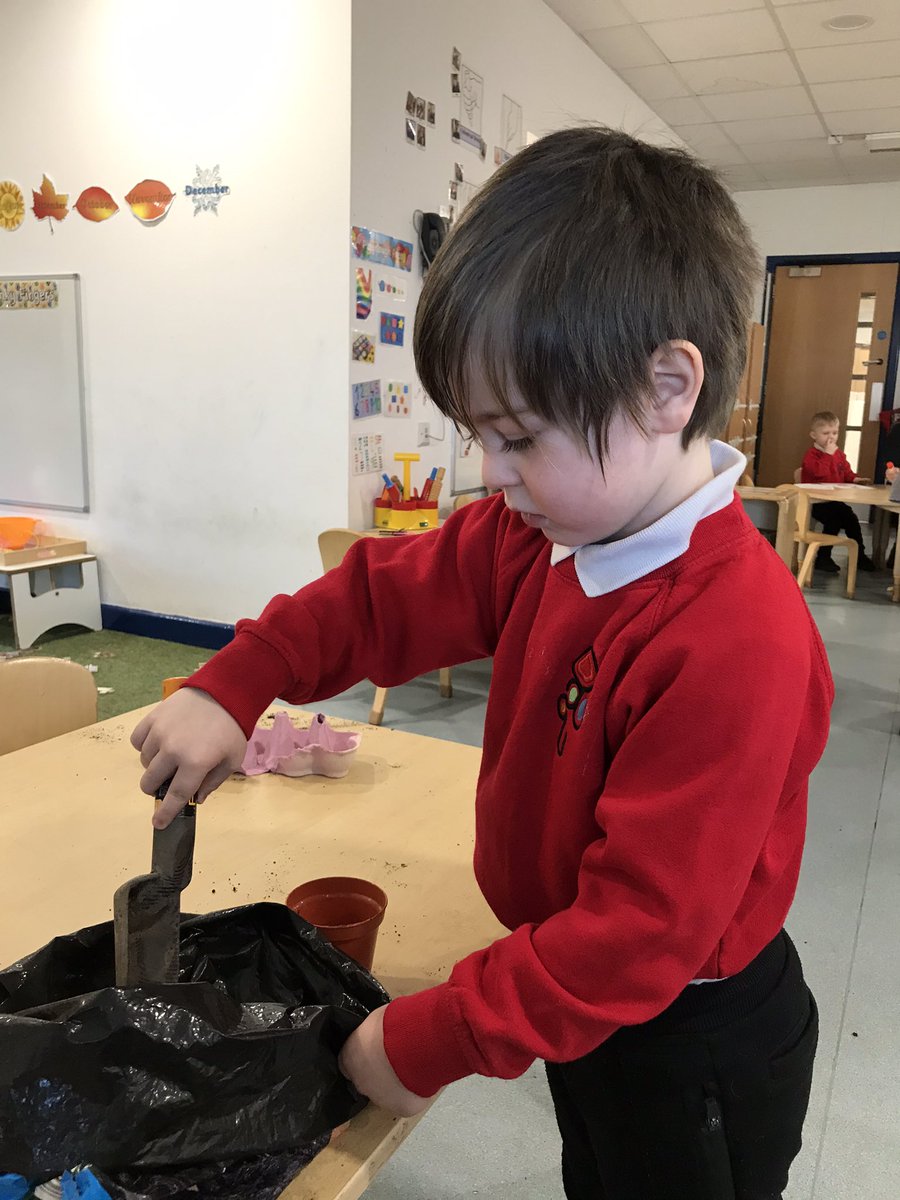 MrsBatemanFS's tweet image. Due to the extreme weather this week Year 3 looked at art depicting weather and made their own interpretations and Nursery enjoyed bringing some seeds inside. @UnityBlackpool