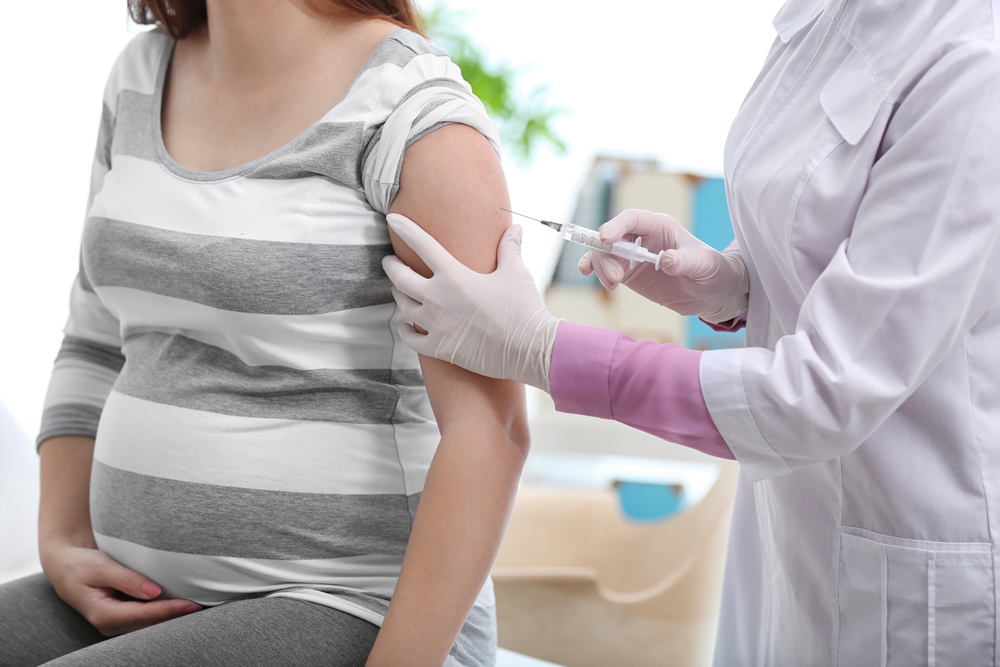 La vacunación de las embarazadas contra la covid, protege a los recién nacidos. 
Según un estudio recientement publicado, la vacunación materna se ha asociado con un riesgo reducido de hospitalización por covid entre los bebés menores de 6 meses. 
vacunasaep.org/profesionales/…