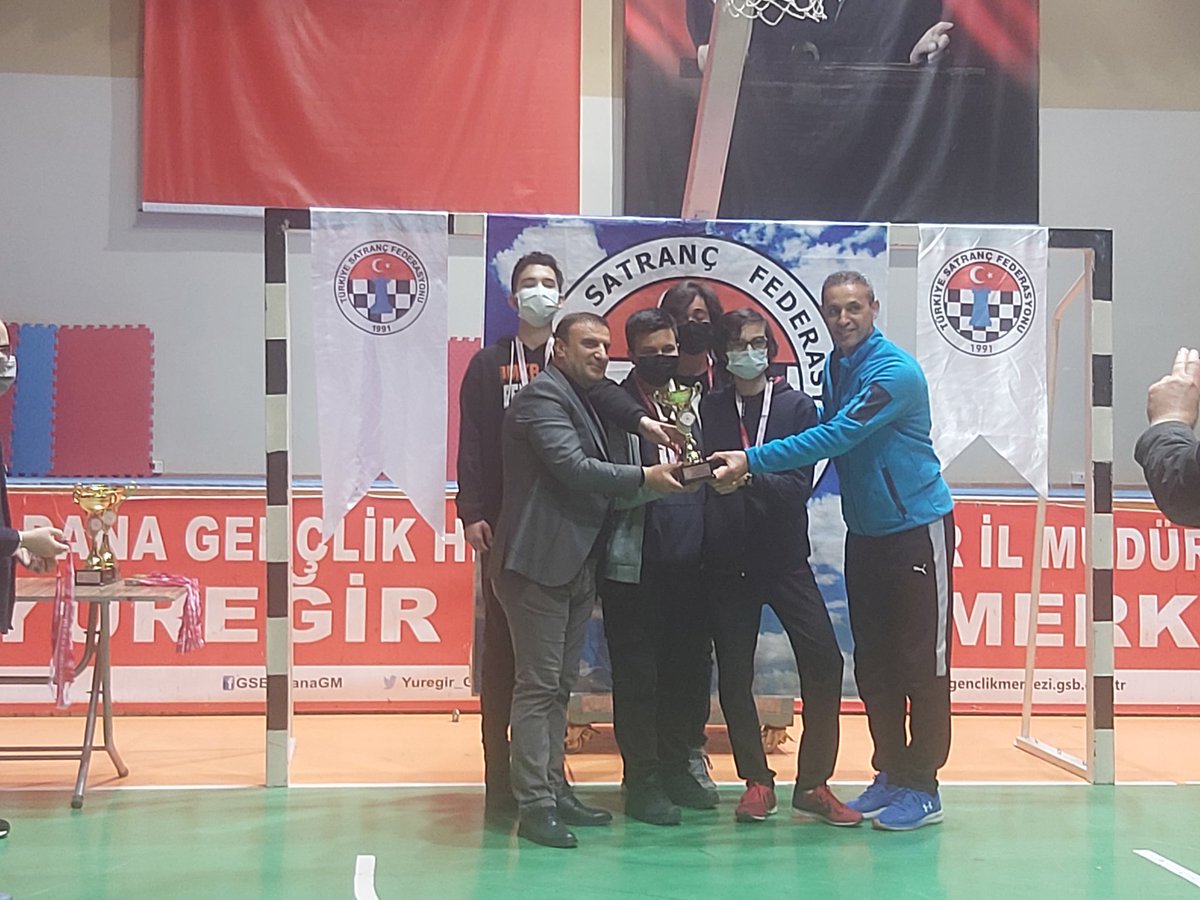 2021-2022 Okul Sporları Gençler Satranç turnuvasının ilk etabı ödül törenimizle sona erdi. Adana Fen Lisesi öğrencileri takım halinde birinci oldu. Emeği geçenlere teşekkür ediyoruz.
#Kasapoğlu 
#Sporbak