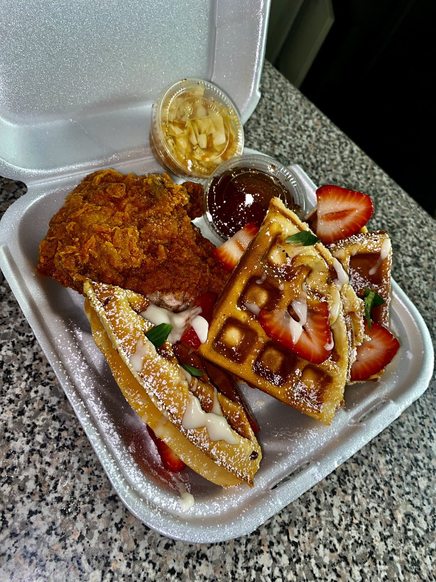 1804Kitchen's tweet image. Check me out . I promise I won’t disappointed..🤤🤤🤤🔥🔥🇭🇹💯.. Chicken and Waffles Zoe way Haitianfood#mouthwatering#manjelakay#homecooking#thebest#1804#haiti#instafood#explore#Caribbeanfood#atl#atlantaeats#atlfoodies#foodblog#foodporn#haitianart#catering#creole#chefzoe