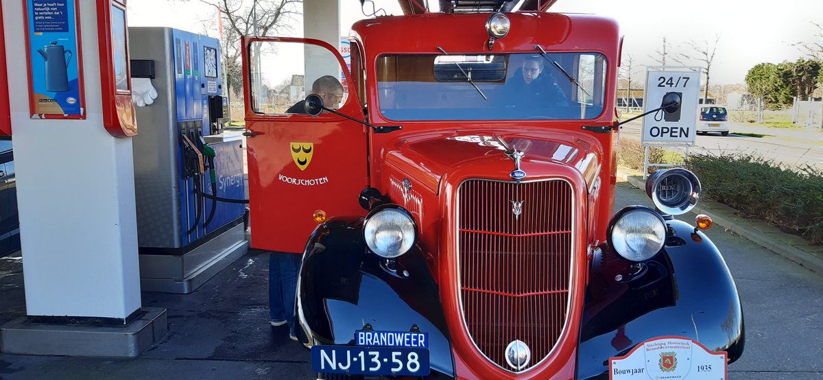 Spuit41's tweet photo. Morgen weer eens tijd voor een bruiloft. Deze keer mijn 2e dochter die gaat trouwen met een vrijwillig brandweerman.
Dus auto nagekeken, gepoetst en afgetankt en weer terug op het honk. Tot morgen! 🥳
#brandweermuseumvsn #spuit41 #stichtingspuit41 #oldtimer #trouwen #huwelijk https://t.co/YlUGqMANXE
