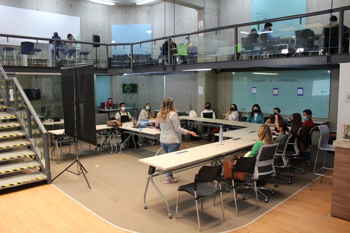 line_cucea's tweet photo. El día de hoy se llevó a cabo el taller de Coaching Directivo impartido por la Mtra. Melissa García. Licenciada en Negocios Internacionales y con Maestría en Administración en Negocios. 📸

#LINE #LaboratorioDeInnovación #LaboratorioDeEmprendimiento #LINEEmprende https://t.co/z8pKxAVCW2
