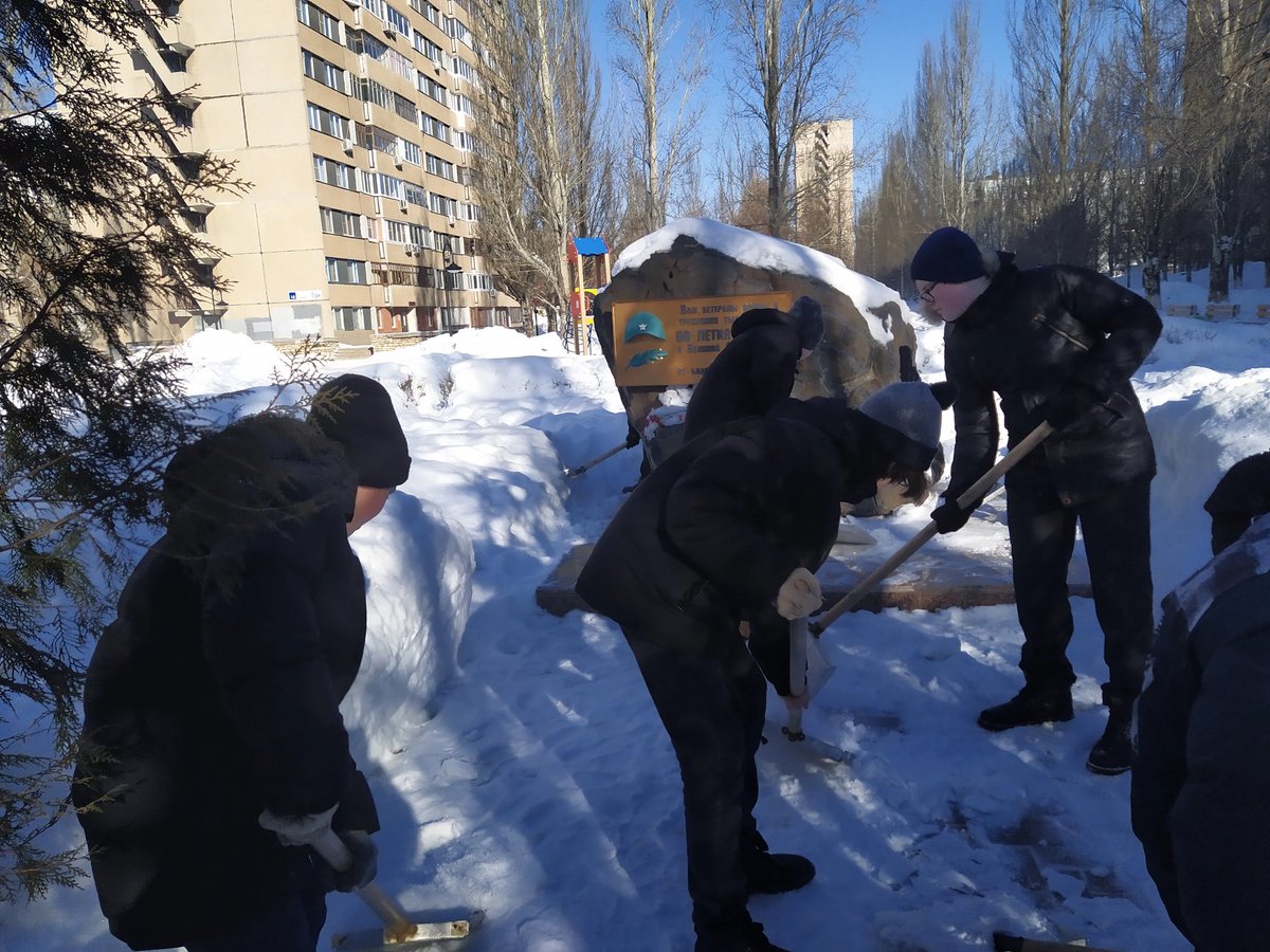 АКЦИЯ «ЖИВЫЕ ЦВЕТЫ НА СНЕГУ» Накануне праздника, в рамках месячника  «Я – патриот России!», учащиеся из 7 В класса расчистили и убрали снег  возле Мемориального знака труженикам тыла, а 3 «В» и 6 «Б» классы провели акцию у Мемориала, посвящённое Дню защитника Отечества.
