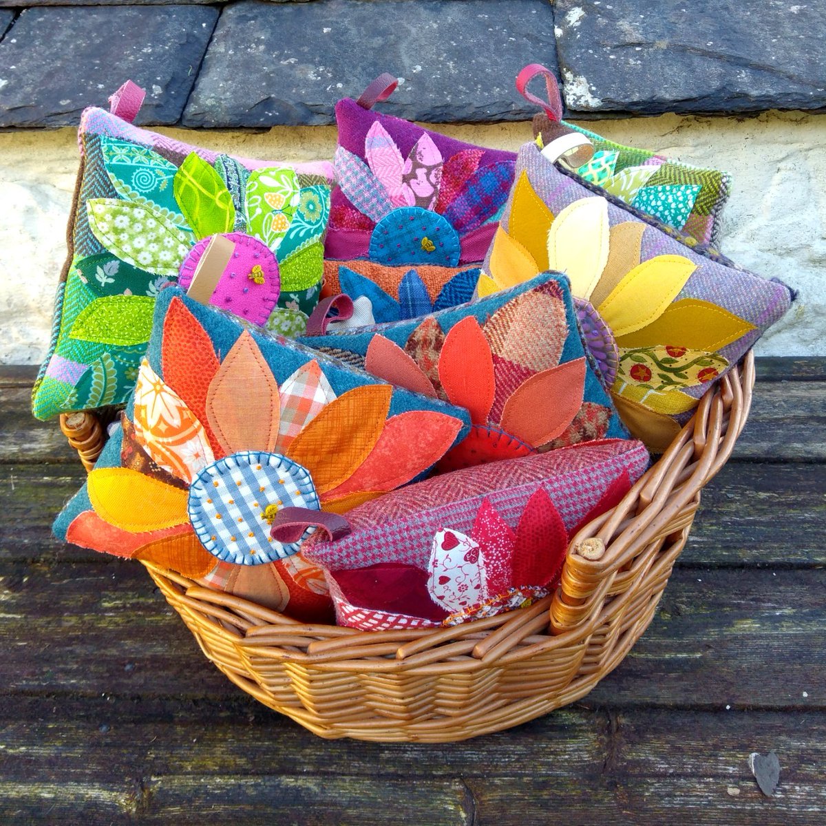 A basket full of flower pincushions 🌻 It's a time for bright colours to make you smile 🧡
#HandmadeHour #handmade #Flowers #recycling #textiles #giftideas #shoplocal #shopscotland