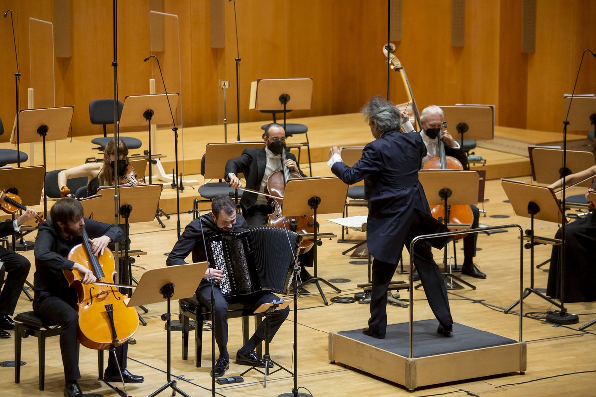AlbertoMassarot's tweet photo. Resoconto di un bel fine settimana a #Bolzano per @giornalemusica dove #KentNagano ha diretto l’#OrchestraHaydn in un interessante programma che ha visto protagonisti #MicheleMarcoRossi al violoncello e @samueletelari al bayan.

@FondazioneHaydn

https://t.co/Sm6NmDoauv https://t.co/NCOdLo8mVJ