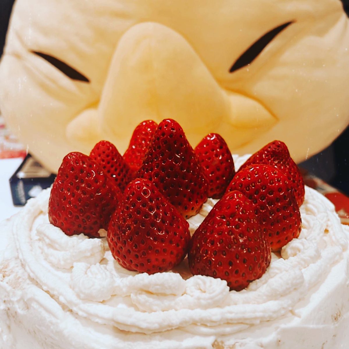 BeesyBee's tweet photo. So for Valentine’s me and my deadly beloved made the Chocobo Cheesecake from @FF_XIV_EN cookbook! @SquareEnix https://t.co/ERiIAhT9rO
