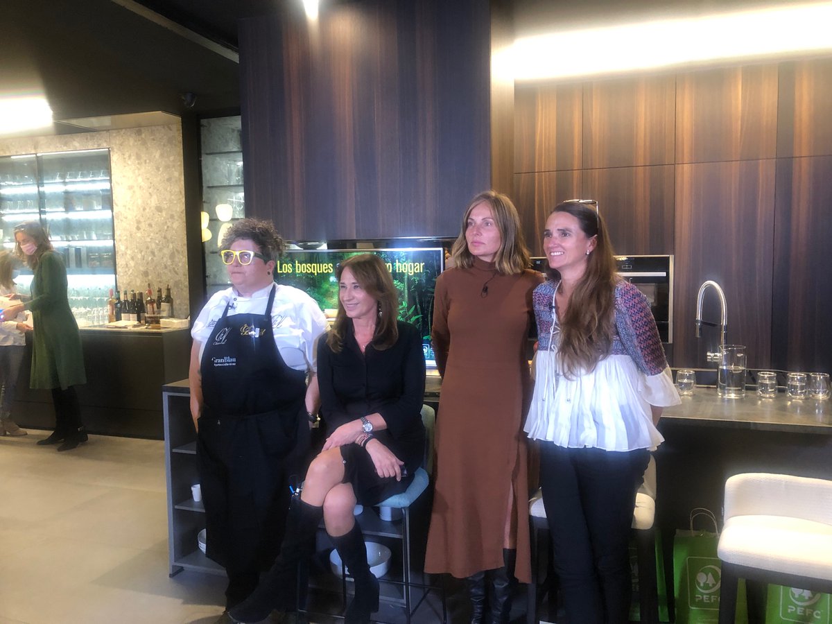 PEFCSpain's tweet photo. Queremos agradecer la buena acogida del evento y, en especial, a @MadridDesignF #Docrys&DC #santos @anamontarelo @CharoValHdez #IciarAlvarez por confiar en #PEFC y apoyar un modelo de producción y consumo #responsables
#Bosquessonhogar #MDF22 https://t.co/qaCT6EUYD6