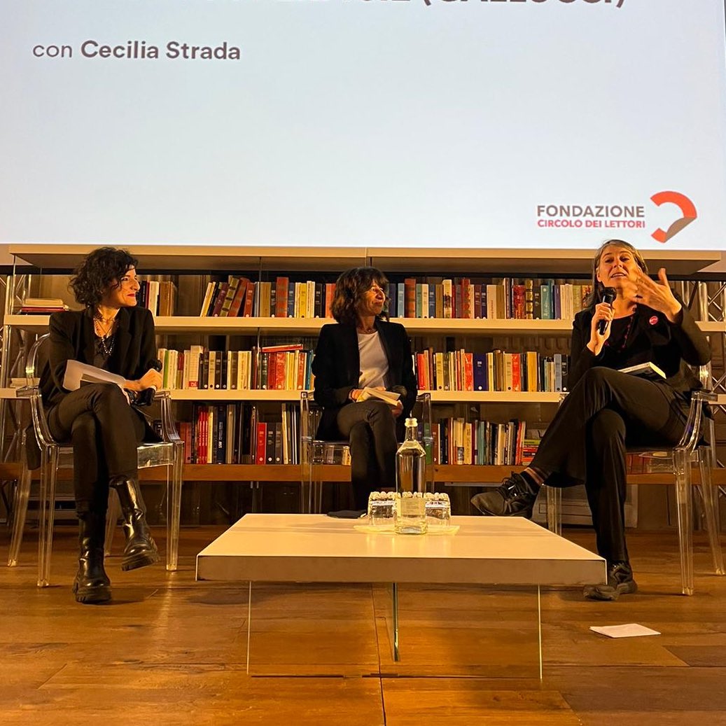 CircoloLettori's tweet photo. Eccoci qui con Paola Farinetti / @pifar per parlare di “Tuffi in superficie” @Galluccieditore! Con lei @cecilia_strada e Enrica Tesio / @BlogTiasmo ❤️ https://t.co/rM1L7xnRh0