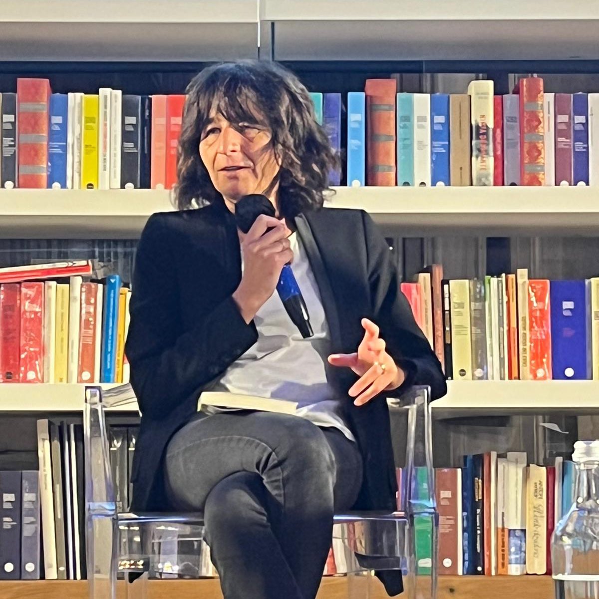 CircoloLettori's tweet photo. Eccoci qui con Paola Farinetti / @pifar per parlare di “Tuffi in superficie” @Galluccieditore! Con lei @cecilia_strada e Enrica Tesio / @BlogTiasmo ❤️ https://t.co/rM1L7xnRh0