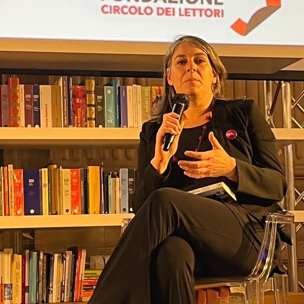 CircoloLettori's tweet photo. Eccoci qui con Paola Farinetti / @pifar per parlare di “Tuffi in superficie” @Galluccieditore! Con lei @cecilia_strada e Enrica Tesio / @BlogTiasmo ❤️ https://t.co/rM1L7xnRh0