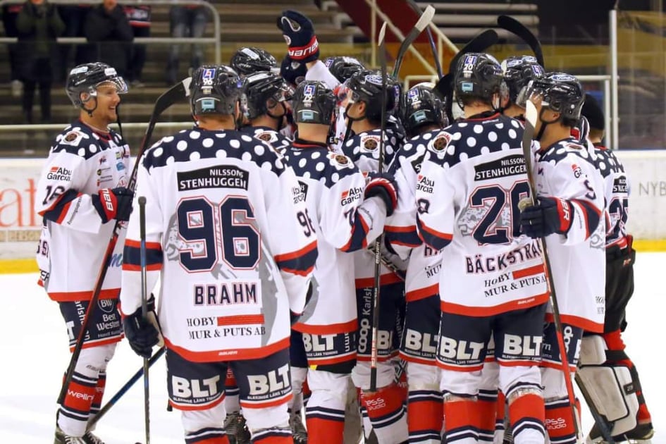 MorrumsGoISIK's tweet photo. Mörrum Hockey vinner viktiga poäng borta mot Hanhals IF med 2-4!

Stats: https://t.co/KMetsSQH7w

Kommentarer från Engman efter vinsten:
https://t.co/zHjVTymKDY

#baragoisare https://t.co/dmXKd6L1ny
