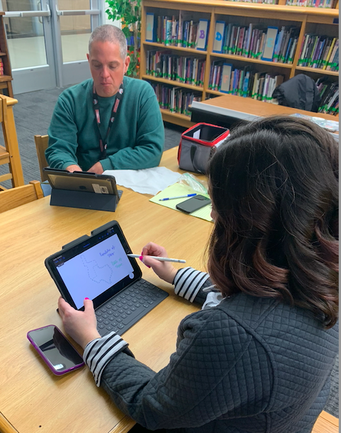 jaynegermany's tweet photo. Teachers @ShadowRidgeMS learn about line drawing animations in Keynote and how Ss can use them to show what they know in our Apple Lunch &amp; Learn. 
@SRMSlibrary @AppleEDU @DigitalLISD #LISDLandT https://t.co/jRjFJzpbtn