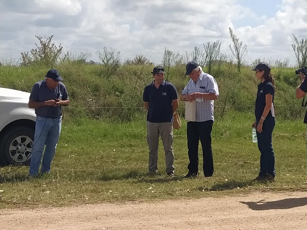SantiagoArmen14's tweet photo. Reconocimiento al Ing.Carlos Mas por su invalorable aporte a los sistemas arroz-pasturas. 56 años de trayectoria. Gira de la Upag 33 . Excelente gesto!! Felicitaciones equipo de la Upag @ayalaw33, @provirasanz, @PabloLlovet1, @JoseATerra1 https://t.co/ycjG6motdb