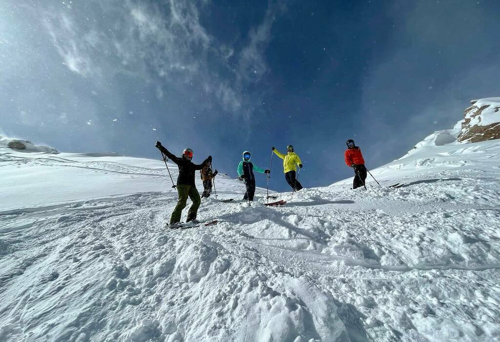 DennisRPhoto's tweet photo. Absolutely beautiful snow at the top of Headwall in Crested Butte. #blistersummit2022 #powderday #skiing https://t.co/Oj7HQqjDc9