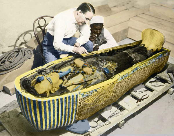 twistopherrobin's tweet photo. #Archaeology Egypt-1922 : English archaeologist #HowardCarter (1873-1939) and an Egyptian assistant examining the sarcophagus of King #Tutankhamen. https://t.co/pN9MUAf3MI