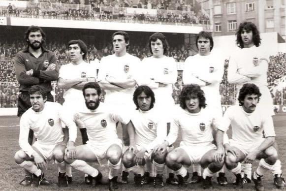 #ValenciaCF 1977/78.

Pereira, Carrete, Martínez, Saura, Cerveró, Kempes.
Arias, Castellanos, Felman, Cabral, Pablo.