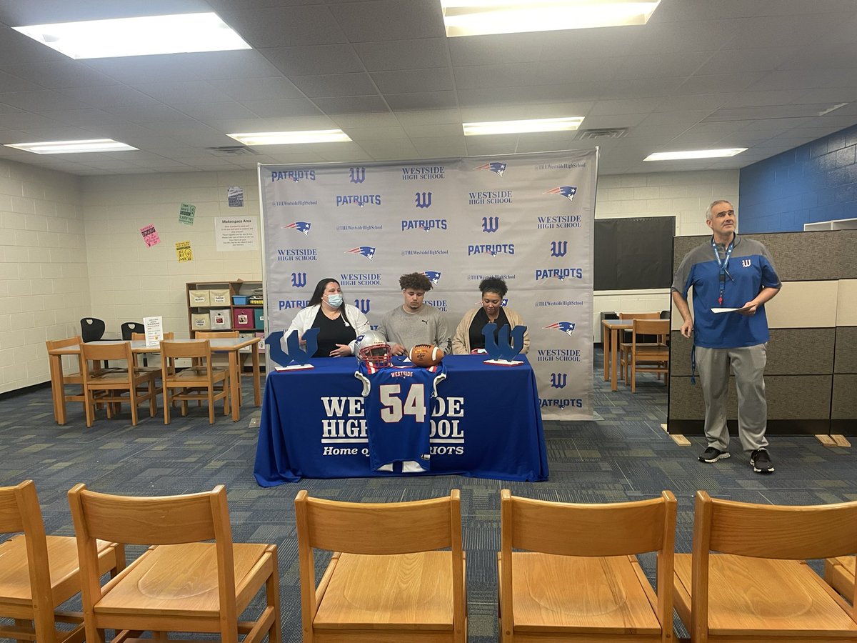 Big day over at <a href="/WestsideHS/">Westside High School</a> as 4 more student athletes sign from this very talented senior class <a href="/blount_rakeem/">ROCK !</a> @xxmontay1 <a href="/_ZayGreen/">Xzavier Green</a> and Tim Hill
