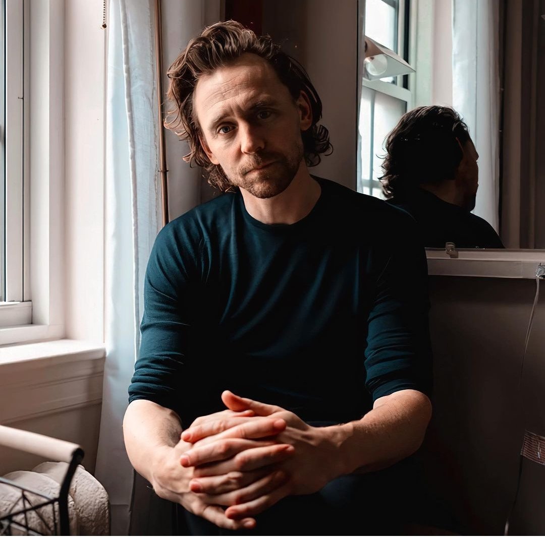 Time4Hiddles's tweet photo. #BeardyTomOfTheDay #TomHiddleston https://t.co/uvMEmOyDEH