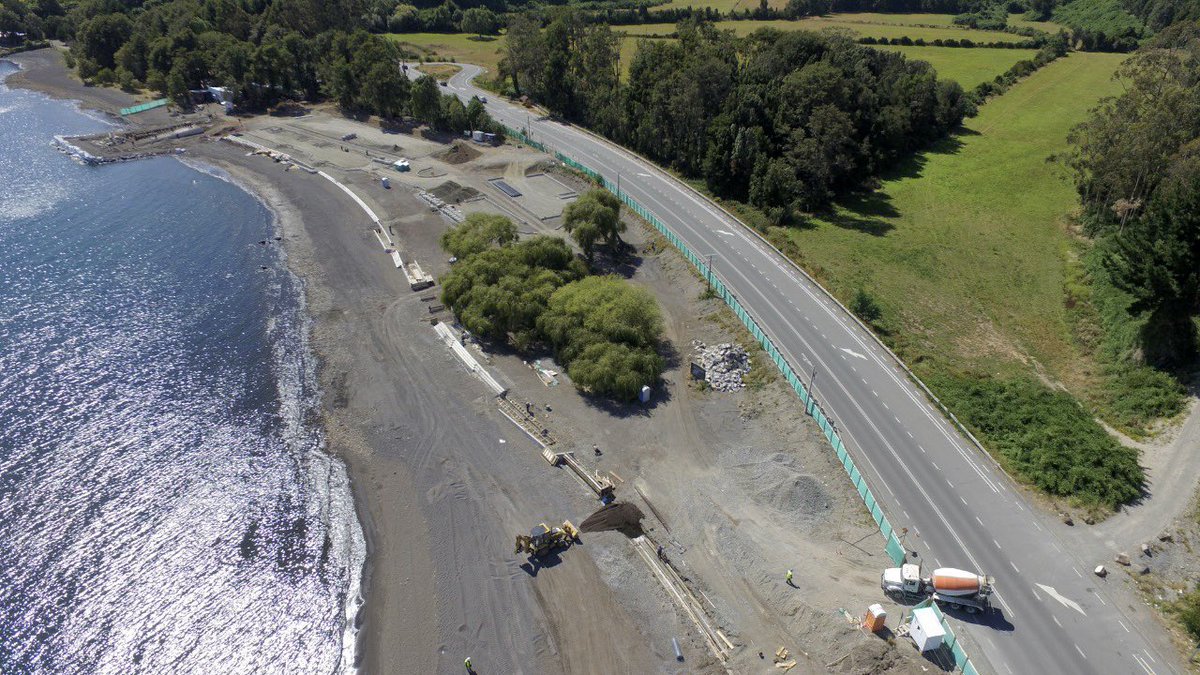 #MopLosLagos🦺🚧 
#DopMOP avanza en obra sectorial por mejoramiento #PlayaVenado #PuertoVaras; avance físico de 15%, donde se han realizado suministro e instalación de soleras y subbase para estacionamientos, hormigones de muros rampa para embarcadero y baños inclusivos.