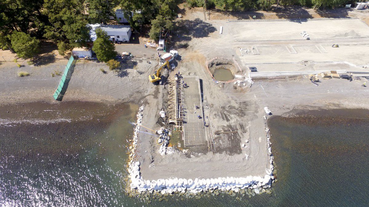 moploslagos's tweet photo. #MopLosLagos🦺🚧 
#DopMOP avanza en obra sectorial por mejoramiento #PlayaVenado #PuertoVaras; avance físico de 15%, donde se han realizado suministro e instalación de soleras y subbase para estacionamientos, hormigones de muros rampa para embarcadero y baños inclusivos. https://t.co/EwoBSAH4LO