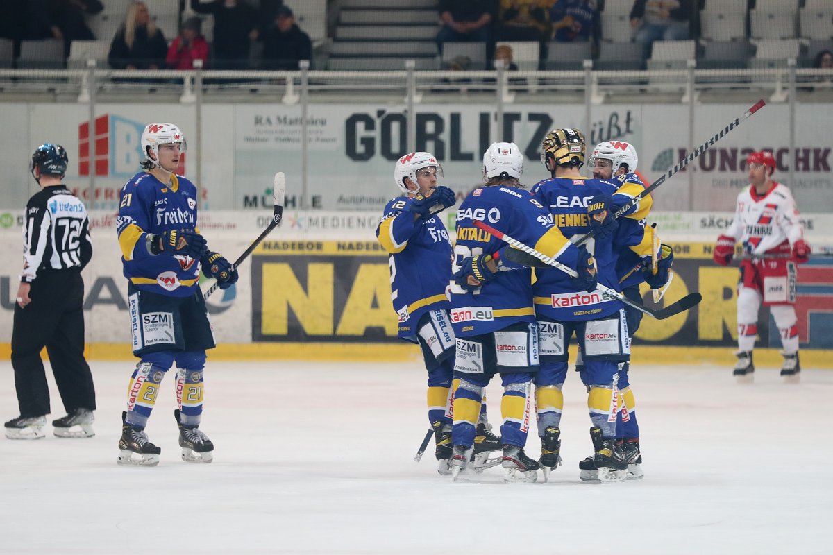 DEL2_News's tweet photo. Heimerfolg für Weißwasser: Die @lausitz_fuechse gewinnen mit 3:0 gegen die @selberwoelfe . Goalie Nils Velm bejubelte einen Shutout.
Foto: Thomas Heide #del2 #HerzblutEishockey #lfxsel https://t.co/lmfTiFXDNl