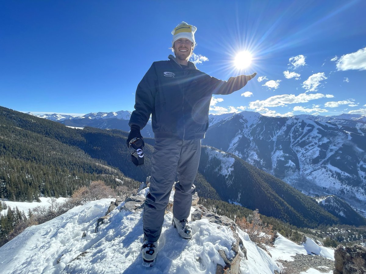 SkiBumsofAspen's tweet photo. On top of the World in #Aspen #Colorado #SkiBumsofAspen 

This year we are letting our light shine bright ✨ https://t.co/Fx5C4hl9yZ