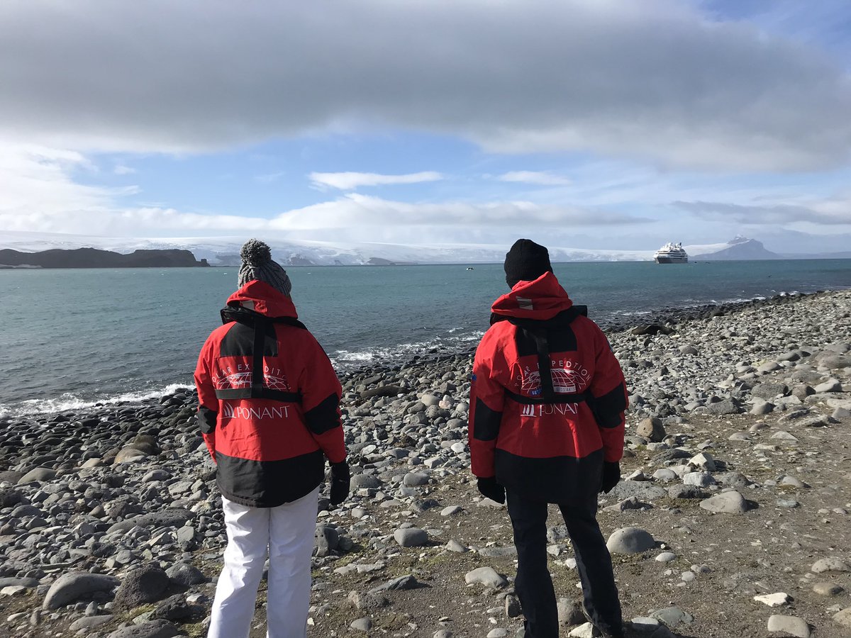 appeldespoles's tweet photo. Après avoir contourné les îles Shetland du Sud dans la matinée, nous avons pu débarquer sur Penguin Island cet après-midi. Entre les otaries 🦭, les manchots 🐧 et les éléphants de mer se prélassant au ☀️, notre première escale sur le continent Antarctique a été riche en émotions https://t.co/RVAQoSHLLy