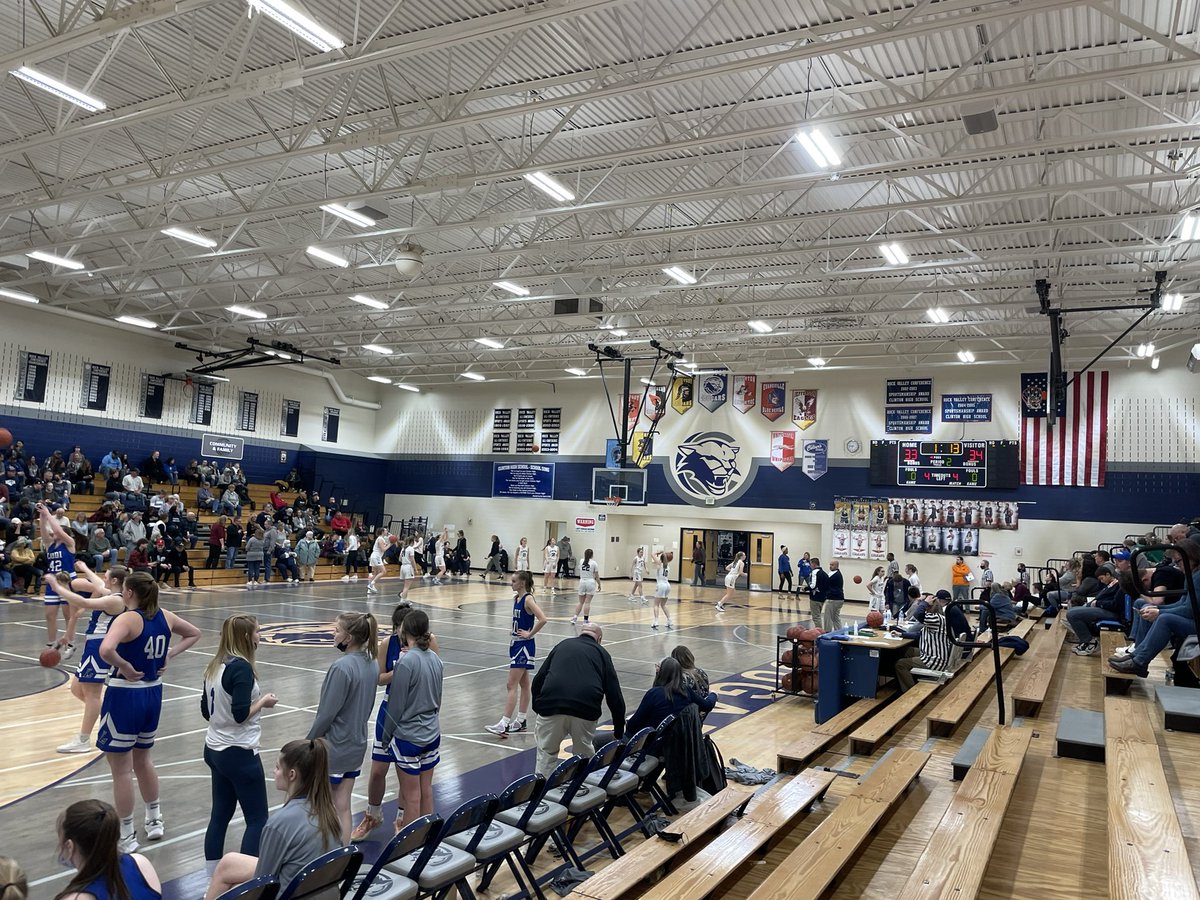 CoachWeck's tweet photo. Great game tonight going down in Clinton!  Cougars trail Lodi 33-34 at half.  Time for the Cougs to eat!!!! #FeedTheCougs @Gambl20 @ClintonGirlsBB @ClintonGirlsBB https://t.co/6K03mez9p0