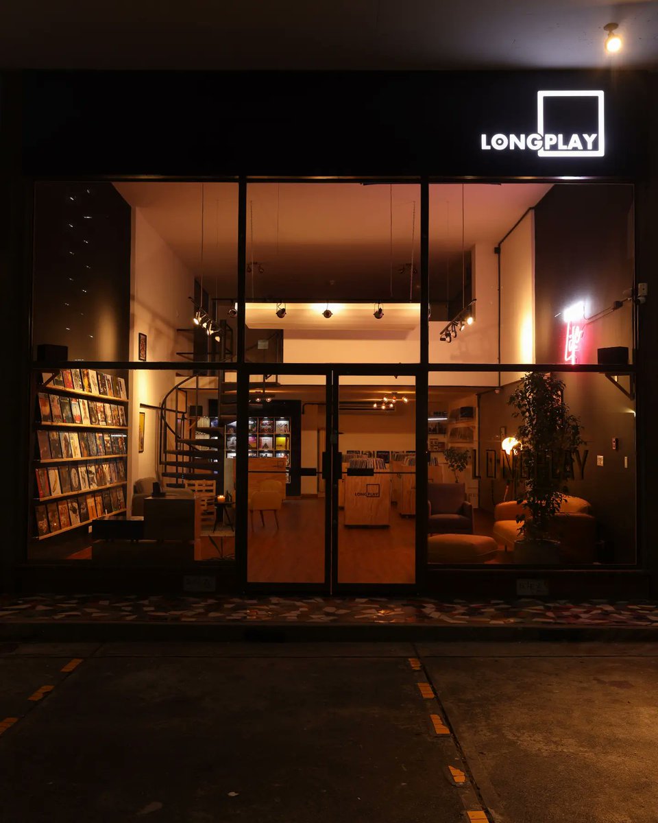 Gonzalolazzari's tweet photo. Que bien se siente invertir y ver los resultados finales. Desde hace 5 años Panamá tiene un spot dedicado a la música en vinilo.

Hoy, esta idea ha crecido, evolucionó... y así luce. https://t.co/jnsTbRdIcp