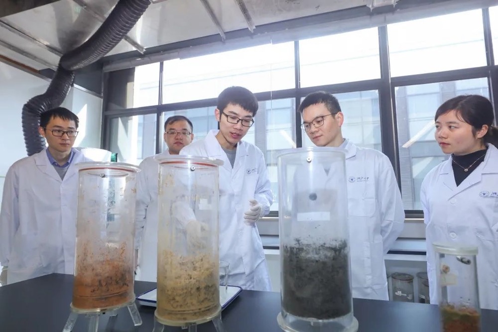 hiczju's tweet photo. The 2nd “Dan Yaalon Young Scientists Medal” winners were announced lately. Songchao Chen, a young PI from Soil Pollution Control and Remediation Innovation Workshop of the Center, won this honor. 
#HICZJU
https://t.co/AyEKoRhMe3 https://t.co/HphuJ8snU0