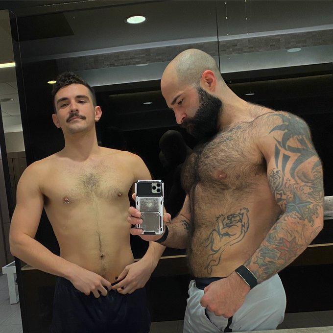 Roommate workouts @SqueezableJudas https://t.co/KY4JlOdXKU