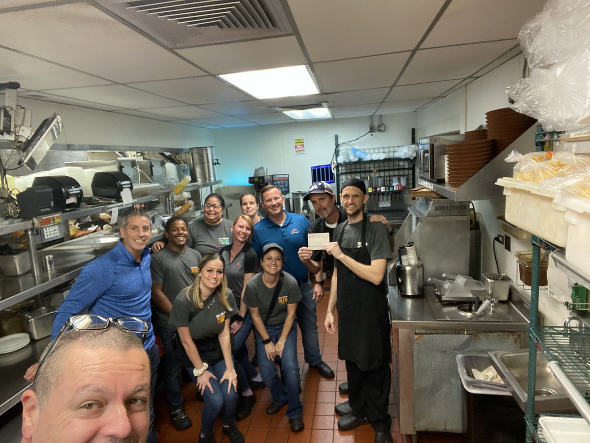 MartyMart1226's tweet photo. Recognizing some awesome team members and outstanding behaviors in Palm Bay Chili’s! #chilislove https://t.co/GwqU86PAu0