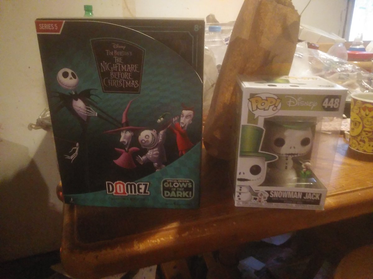 DesiMakesThings's tweet photo. My fiance got me more Nightmare Before Christmas stuff 🥺💖

I love him so much 💖 https://t.co/fS0Yz9Ydzx