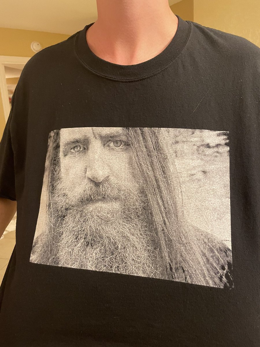 darrenalarson's tweet photo. Friends, need help. Who is this? What is this t-shirt! https://t.co/W1j1zdql6N