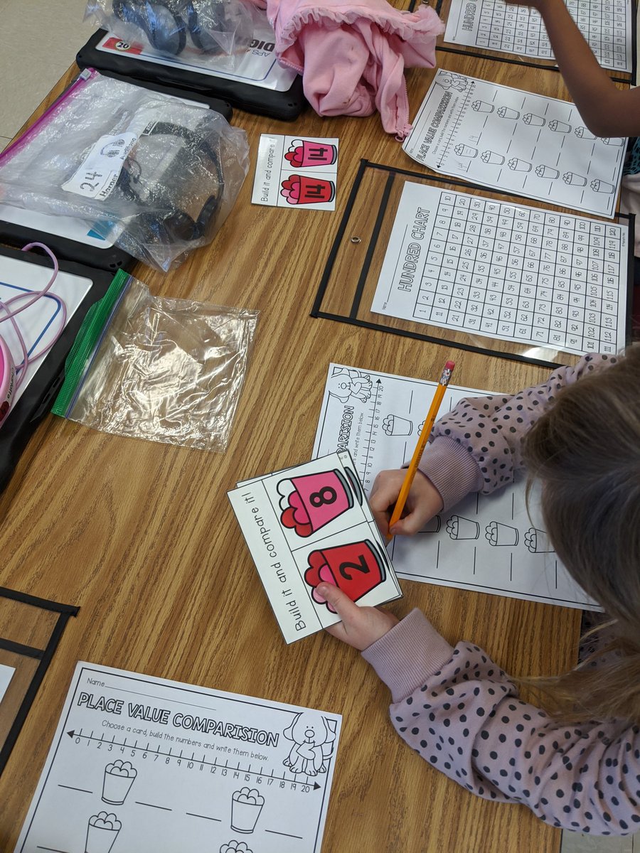 ChusLiteracy's tweet photo. Ss practiced reading ee words with a game before reading a silly book with long e poems π€ͺπ while other Ss worked on reading fluency π²π & comparing numbers π #iteachfirst #DLIrocks @jbland100 @mbpcaps @MsSmall2016 @KathrynNails https://t.co/U743NX0zJs
