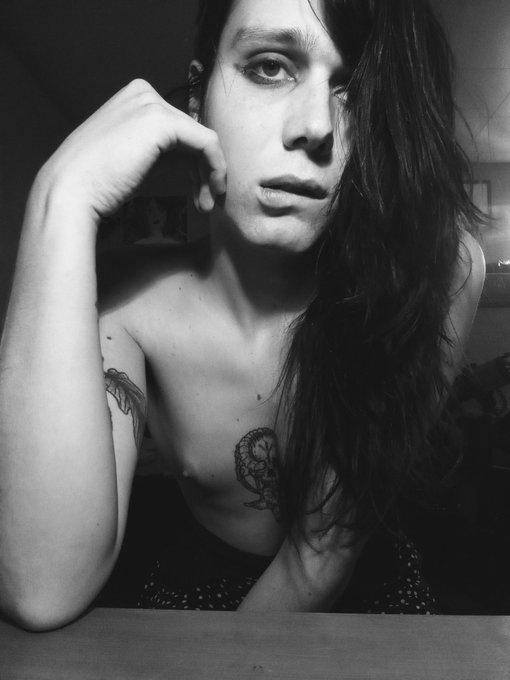 Great hair day, so tits out. 💋&hearts;️ https://t.co/0vqIzJjtsL