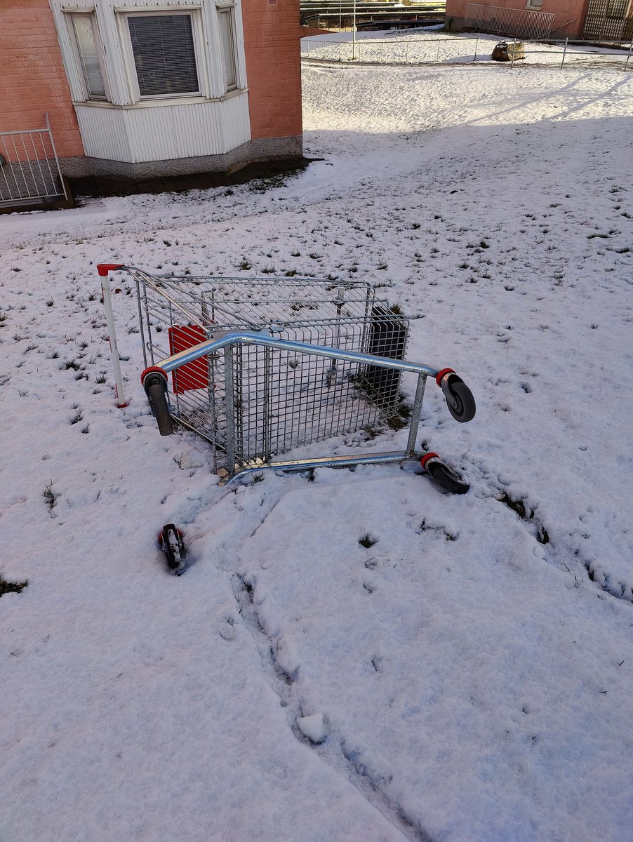 Trollkotten's tweet photo. @LimboTheLost 
I might have found the weakness of the wild kundvagn, is is snow.
Seems like the recent snow has overtaken this one. So sad but it might be for the best 😔 https://t.co/U1X4WKK1Sx